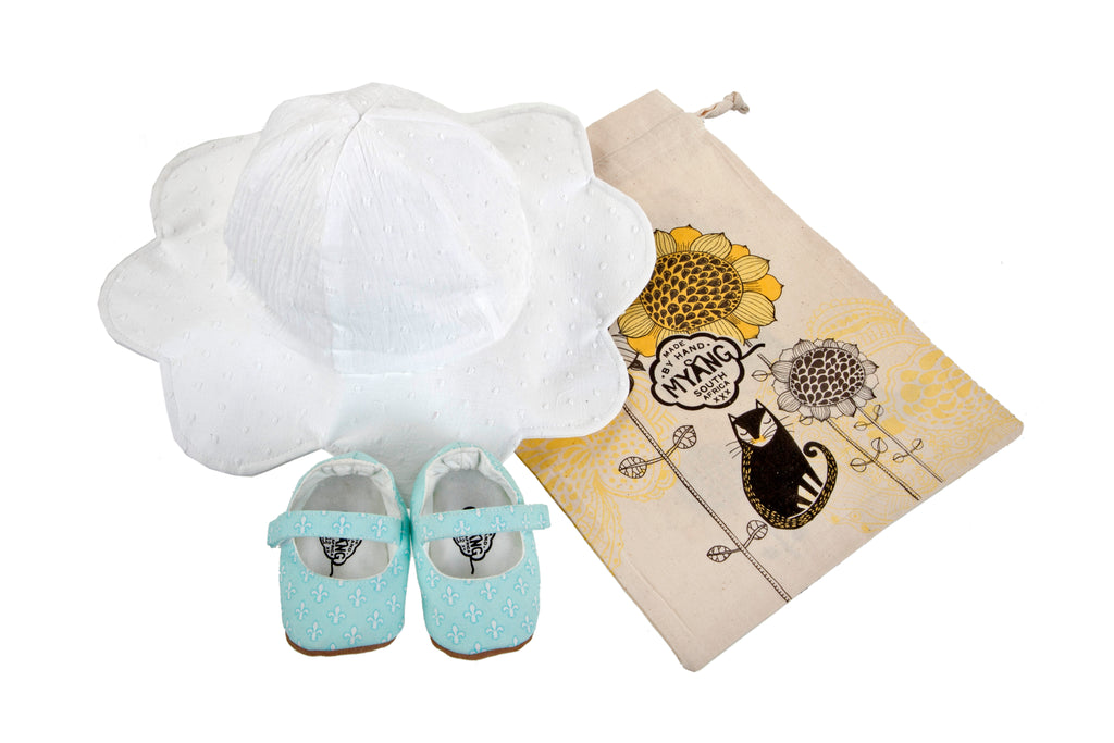 Sets / Girls - White Petal Hat & Fleur de Lis Mary Jane Shoes